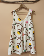 Carregar imagem no visualizador da galeria, Top bordado frontal - fundo estúdio bege
