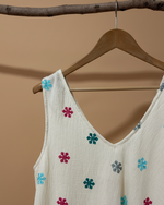 Carregar imagem no visualizador da galeria, Top bordado fundo bege - detalhe
