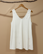 Carregar imagem no visualizador da galeria, Top bordado fundo bege - traseira
