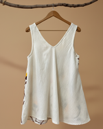 Carregar imagem no visualizador da galeria, Top bordado traseira - fundo estúdio bege
