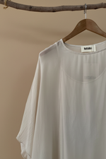 Carregar imagem no visualizador da galeria, Top chiffon creme detalhe — fundo bege estúdio
