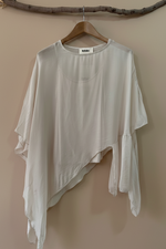 Carregar imagem no visualizador da galeria, Top chiffon creme frente — fundo bege estúdio
