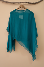 Carregar imagem no visualizador da galeria, Top chiffon teal costas — fundo bege estúdio
