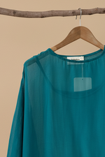 Carregar imagem no visualizador da galeria, Top chiffon teal detalhe — fundo bege estúdio
