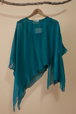 Carregar imagem no visualizador da galeria, Top chiffon teal frente — fundo bege estúdio
