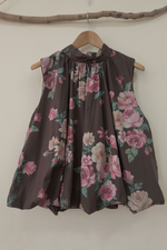 Carica l'immagine nel visualizzatore della galleria,Top floral chocolate - cabide frente
