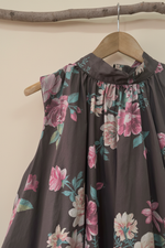 Carica l'immagine nel visualizzatore della galleria,Top floral chocolate - detalhe decote fundo bege
