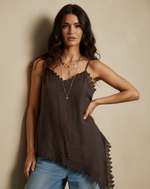 Carregar imagem no visualizador da galeria, Top linho castanho — Modelo Frente
