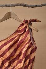Carregar imagem no visualizador da galeria, Top one-shoulder detalhe laço — fundo bege estúdio
