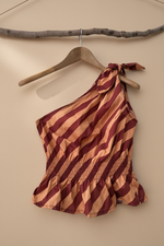 Carregar imagem no visualizador da galeria, Top one-shoulder frente — fundo bege estúdio
