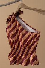 Carregar imagem no visualizador da galeria, Top one-shoulder smocking — fundo bege estúdio
