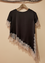 Load image in the gallery viewer,Top preto com renda bege - fundo bege
