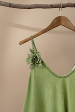 Carica l'immagine nel visualizzatore della galleria,Top verde rosas detalhe - fundo estúdio

