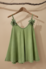 Carica l'immagine nel visualizzatore della galleria,Top verde rosas frente - fundo estúdio
