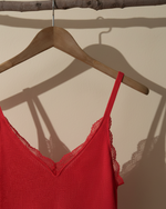 Carica l'immagine nel visualizzatore della galleria,Top vermelho - detalhe decote

