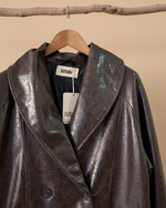 Carregar imagem no visualizador da galeria, Trench coat verniz — detalhe
