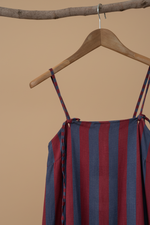Carregar imagem no visualizador da galeria, Vestido alças riscas detalhe — fundo bege estúdio
