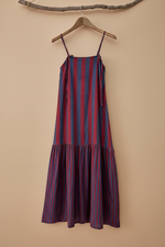 Carregar imagem no visualizador da galeria, Vestido alças riscas frente — fundo bege estúdio

