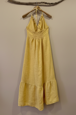 Carica l'immagine nel visualizzatore della galleria,Vestido amarelo cabide costas - fundo bege estúdio
