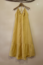Carica l'immagine nel visualizzatore della galleria,Vestido amarelo cabide - fundo bege estúdio

