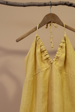 Carica l'immagine nel visualizzatore della galleria,Vestido amarelo detalhe decote - fundo bege estúdio
