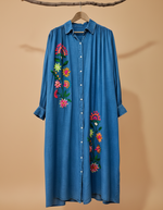 Carregar imagem no visualizador da galeria, Vestido azul bordado frontal fundo bege
