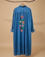 Carregar imagem no visualizador da galeria, Vestido azul bordado fundo bege - traseira
