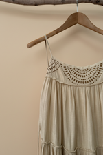 Carregar imagem no visualizador da galeria, Vestido Bege Floral — Detalhe Decote

