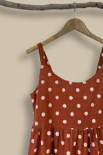 Carregar imagem no visualizador da galeria, Vestido bolinhas — detalhe decote A
