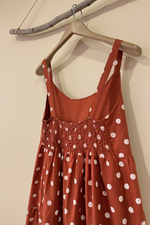 Carregar imagem no visualizador da galeria, Vestido bolinhas — detalhe franzido
