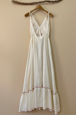 Carica l'immagine nel visualizzatore della galleria,Vestido bordado — costas cabide
