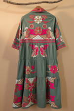 Carregar imagem no visualizador da galeria, Vestido bordado costas - fundo estúdio
