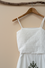 Chargez l'image dans la visionneuse de la galerie,Vestido bordado detalhe bodice — fundo bege estúdio
