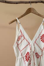 Carica l'immagine nel visualizzatore della galleria,Vestido bordado — detalhe frente
