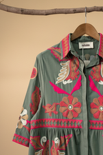 Carregar imagem no visualizador da galeria, Vestido bordado detalhe - fundo estúdio
