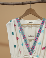 Carregar imagem no visualizador da galeria, Vestido bordado detalhe
