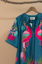 Carregar imagem no visualizador da galeria, Vestido bordado flamingos detalhe — fundo bege estúdio
