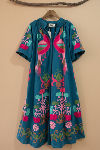 Vestido bordado flamingos frente — fundo bege estúdio