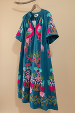 Carregar imagem no visualizador da galeria, Vestido bordado flamingos ângulo — fundo bege estúdio
