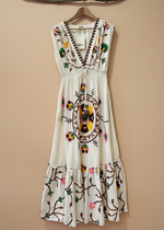 Carregar imagem no visualizador da galeria, Vestido bordado frontal - fundo estúdio bege
