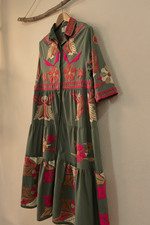 Carregar imagem no visualizador da galeria, Vestido bordado lateral - fundo estúdio
