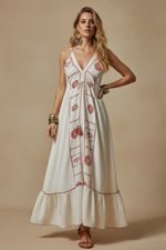 Carica l'immagine nel visualizzatore della galleria,Vestido bordado — modelo frente pose natural
