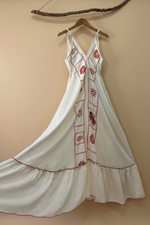 Carica l'immagine nel visualizzatore della galleria,Vestido bordado — ângulo lateral
