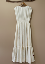 Carregar imagem no visualizador da galeria, Vestido bordado traseira - fundo estúdio bege
