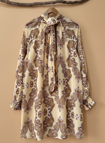 Carregar imagem no visualizador da galeria, Vestido bordado - vista traseira com fundo bege
