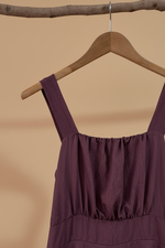 Carregar imagem no visualizador da galeria, Vestido bordeaux camadas detalhe — fundo bege estúdio

