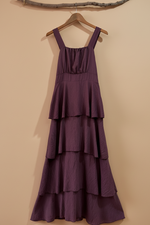 Carregar imagem no visualizador da galeria, Vestido bordeaux camadas frente — fundo bege estúdio
