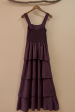 Carregar imagem no visualizador da galeria, Vestido bordeaux camadas smocked — fundo bege estúdio
