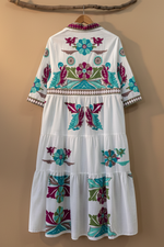 Carregar imagem no visualizador da galeria, Vestido branco bordado costas corrigido - fundo estúdio
