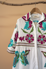 Carregar imagem no visualizador da galeria, Vestido branco bordado detalhe corrigido - fundo estúdio
